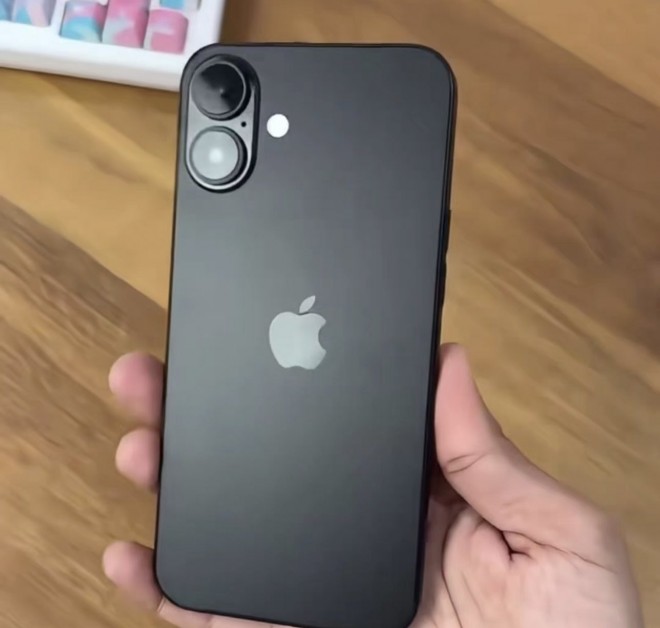 iPhone 16 (Black)